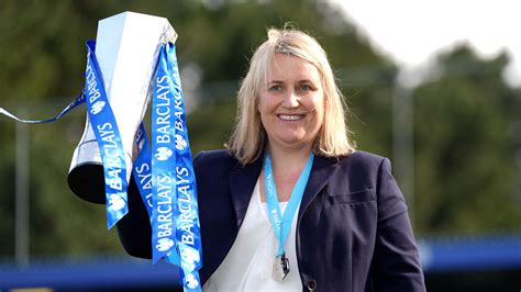 Chelsea Women boss Emma Hayes commits to new contract | BT Sport