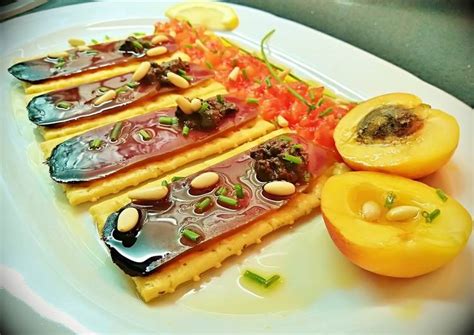 Tostas de mojama con olivada, tomate, albaricoque y piñones Receta de josevillalta - Cookpad