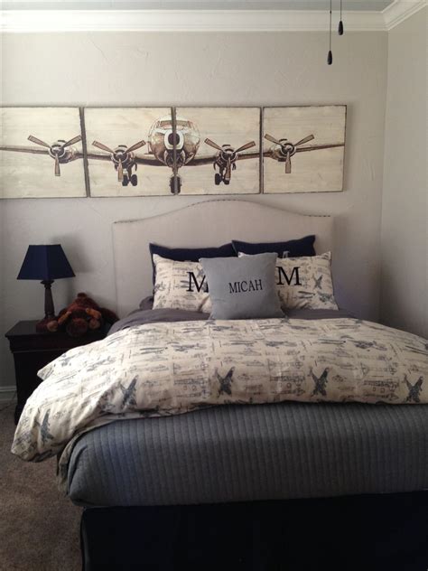 Discover this plane themed room and create incredible kids' bedroom. More at circu.net Vintage ...