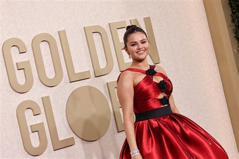 Globo de Ouro 2024: Selena Gomez aposta em vestido vermelho de saia transversal