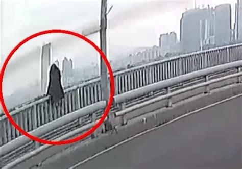 Suicidal pedestrian saved over Han River bridge - The Korea Times