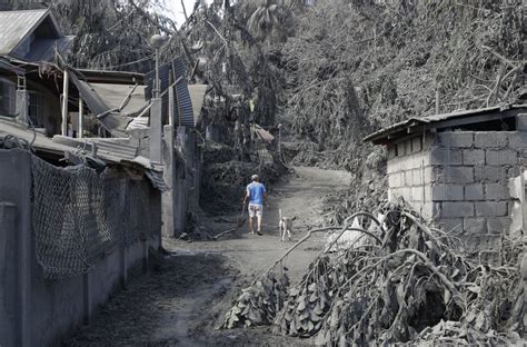 Thousands flee as volcano trembles, spews lava into the sky near Manila - National | Globalnews.ca