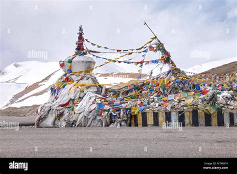 Tanglang La mountain pass Ladakh Stock Photo - Alamy