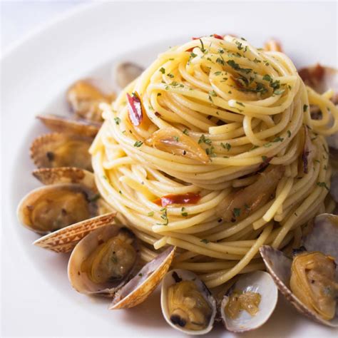 Spaghetti Alle Vongole (Spaghetti with Clams) | Recipe | Spaghetti alle vongole, Pasta ...