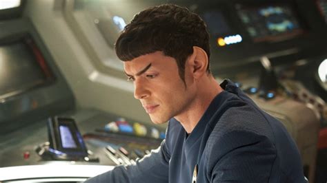 Star Trek: Strange New Worlds: Ethan Peck Shaved Eyebrows for Spock ...