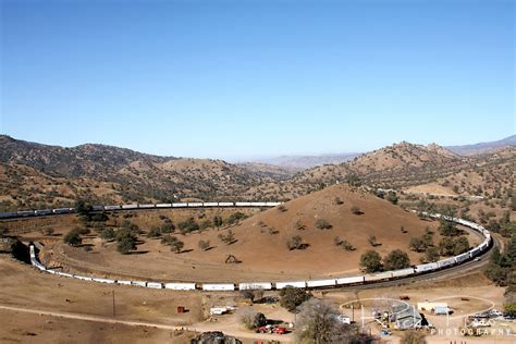 BNSF freight train climbs and loops over itself at the Tehachapi Loop ...