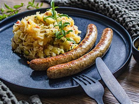 Bratwurst mit Kartoffel-Sauerkrautstampf | Rezepte | EinStückLand