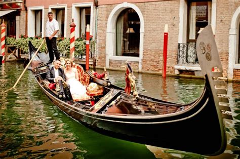 Gondola ceremonies in Venice - Venice2Wed