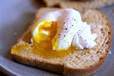 how to poach an egg, smitten kitchen-style Smitten Kitchen, Poached Eggs On Toast, Perfect ...