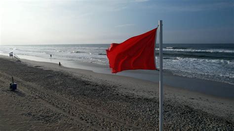 What do different colored lifeguard flags mean at NC beaches? | Charlotte Observer