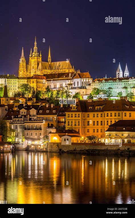 Night View of Prague castle, the largest coherent castle complex in the ...