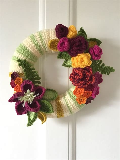 Pin by Bruna Quaglino on Ghirlande | Crochet wreath, Crochet christmas wreath, Crochet wreath ...