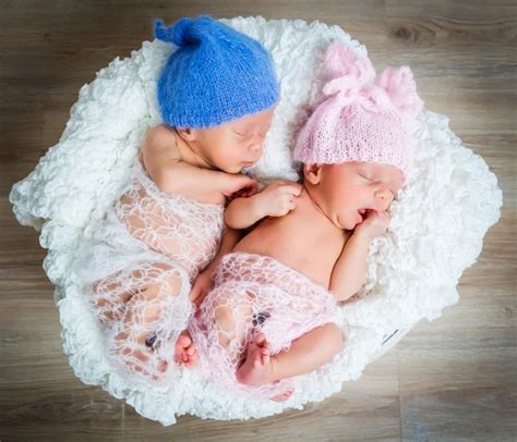 Newborn twins sleeping Stock Photo by ©tan4ikk 85543676