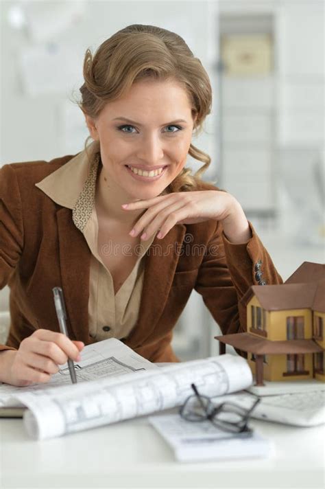 Portrait of a Woman Architect in Offive Stock Image - Image of beauty, developer: 124787585