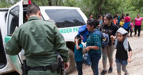 Border Patrol detains immigrant families crossing US-Mexico border