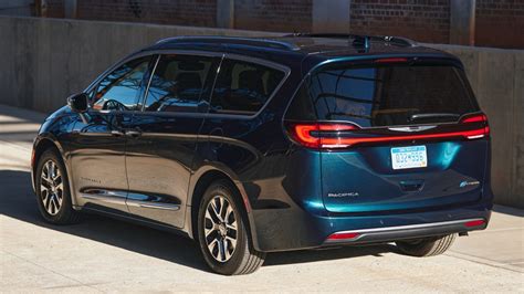 Chrysler Pacifica's New "Color-Shifting" Fathom Blue Is Now Available: - MoparInsiders