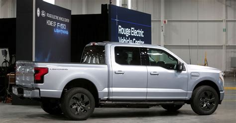 Ford's fleet customers send mixed signals on electric vehicles -exec | Reuters