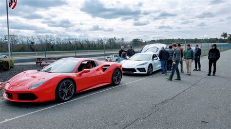 C8 Corvette Attracts Crowd While Ferrari 488 Looks Rather Lonely