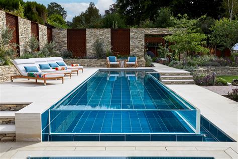 What to look for in an outdoor swimming pool design & build expert