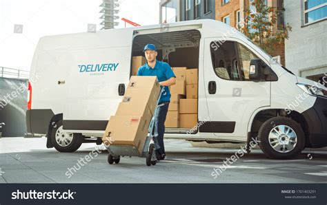 5,559 Receiving Delivery Electronics Images, Stock Photos & Vectors ...