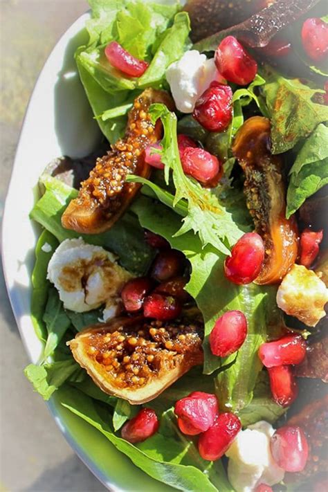 This pretty fig salad with pomegranates & balsamic dressing is a ...