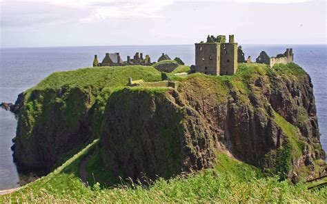 Dunnottar Castle HD Wallpaper: A Man-Made Marvel by the Sea