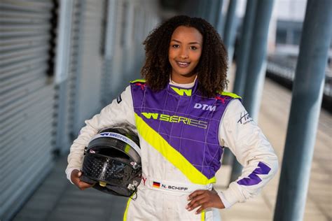 Naomi Schiff,25 ans,la pilote de course automobile sans limites - African Proof