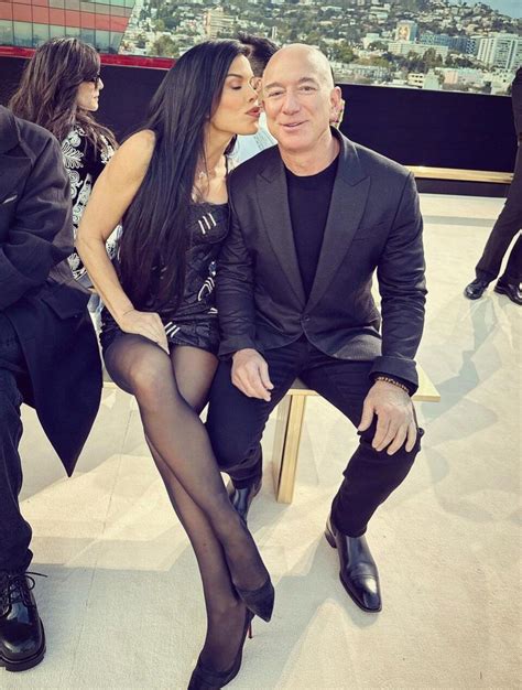 Jeff Bezos and Lauren Sánchez Share a Kiss at Versace Fashion Show in L ...