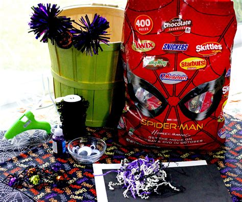 Make a Halloween Candy Basket to BOO It Forward! - The Homespun Chics