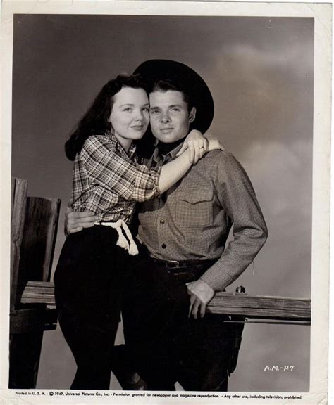 On set AUDIE MURPHY´S with WANDA HENDRIX ( his wife) in Sierra, f229