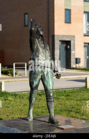 A view of the Amy Johnson Statue on Hawthorne Avenue Housing Estate, Hull, East Yorkshire Stock ...