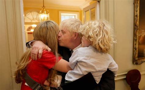 Boris Johnson kisses family in sweet embrace in No10 after resigning | Evening Standard