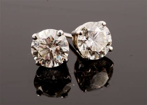 6 Best Fake Diamond Earrings 2022: What Makes a Good Fake Diamond ...