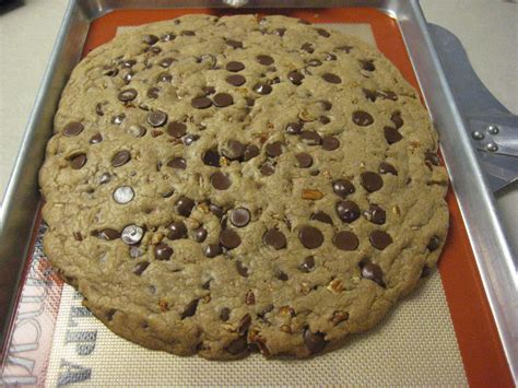 Midwest Baker: The Giant Cookie