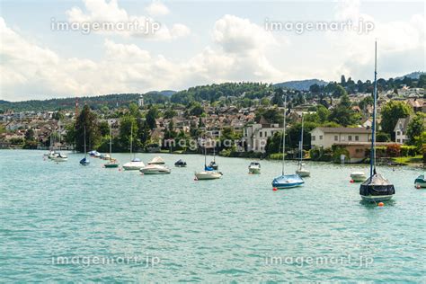 houses by the waterfront of Lake zurich in summer, Switzerlandの写真素材 [225847064] - イメージマート