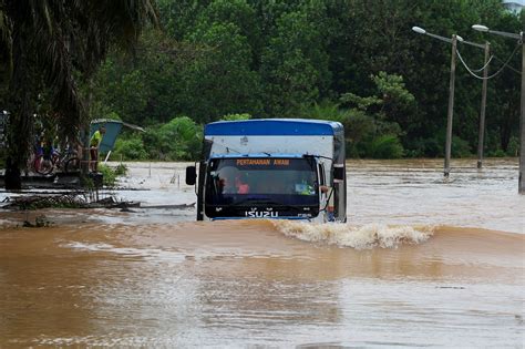 Banjir di Johor bertambah buruk, jumlah mangsa meningkat 42,704 ...