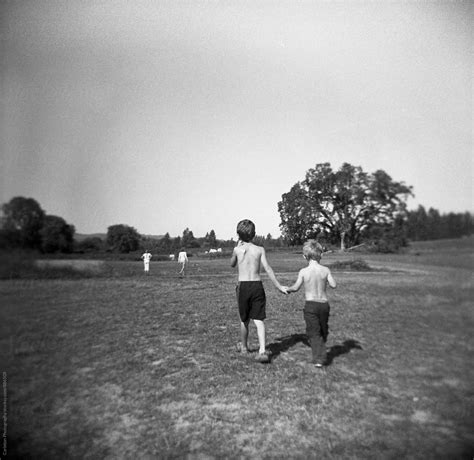 «Shirtless Brothers Hold Hands As They Walk To Catch Up» del colaborador de Stocksy «Carleton ...