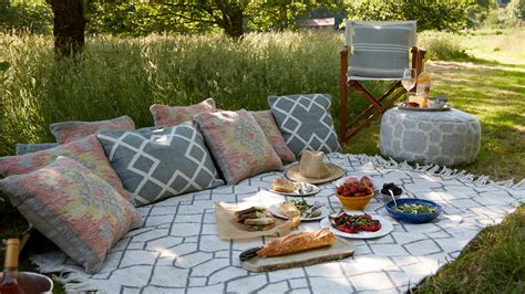 Garden picnic ideas: 11 ways to enjoy laid-back dining | Gardeningetc