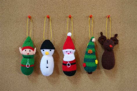 Family Crafts and Recipes: Knitted Christmas Ornaments- Free Pattern Included