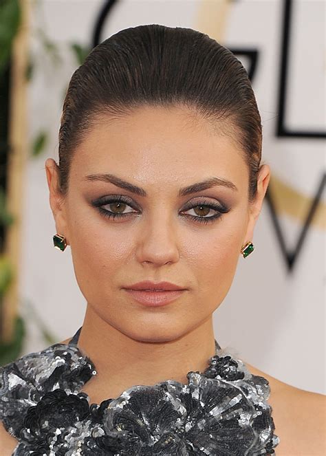 Mila Kunis channeled her inner black swan with smoky eye shadow and a | Golden Globes Beauty ...