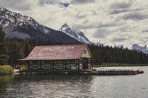 10 Cozy Cabins to Rent in Alberta, Canada - Travel Dudes