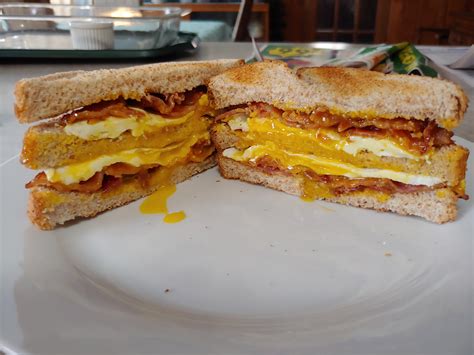 Bacon and Egg breakfast sandwich. : r/FoodPorn