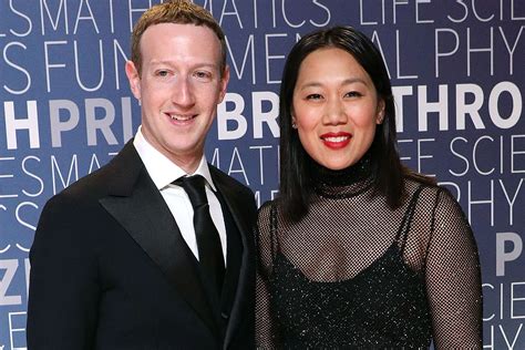 Mark Zuckerberg and Wife Recreate Wedding Snap for 10th Anniversary