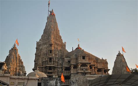 Dwarkadhish Temple – Garha Tour & Travels