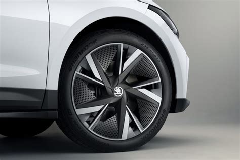 Exterior: Illuminated Crystal Face, large wheels and numerous crystalline elements - ŠKODA ...