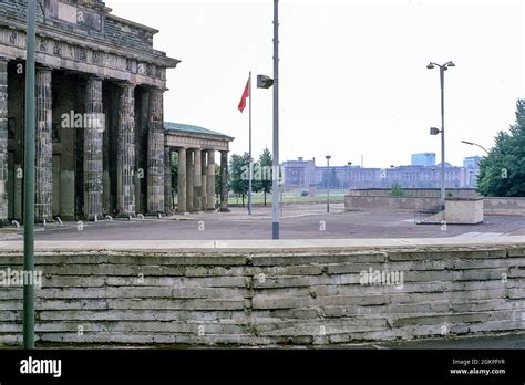 The Brandenburg Gate and the Berlin Wall during the cold war Stock ...