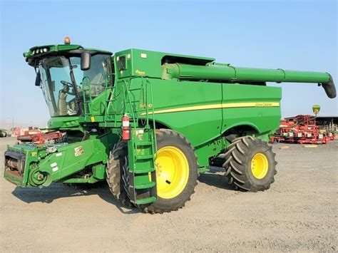 John Deere S680 Combine