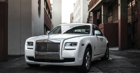 Hình ảnh Rolls Royce Ghost Màu Trắng đậu Trong Một Con Hẻm · Kho ảnh miễn phí