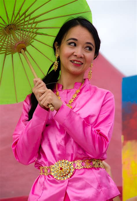 Green Parasol Girl | Thai Pavilion Edmonton Heritage Festiva… | Kurayba | Flickr