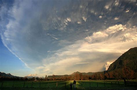 Puyehue Volcano eruption in Chile covers Lake Nahuel Huapi in Argentina with ash video - Strange ...